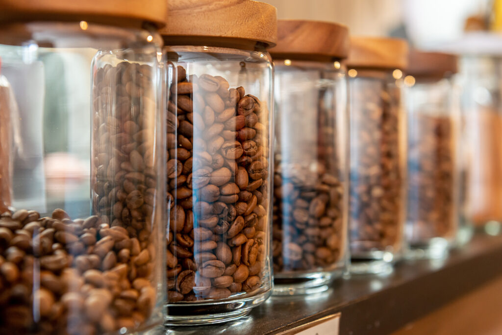 瓶に入った焙煎（ロースト）したコーヒー豆